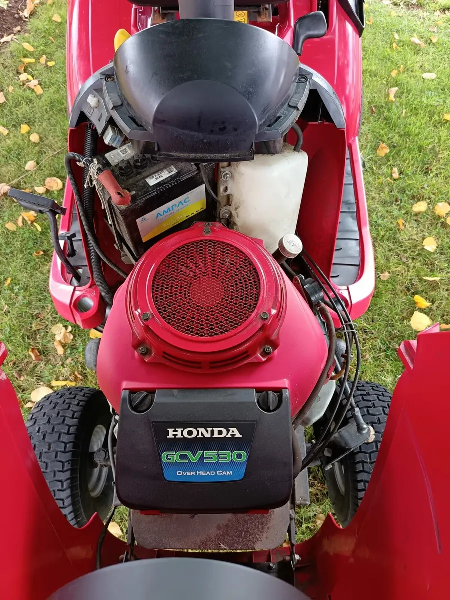 Honda 2417 petrol ride on lawnmower - Image 4