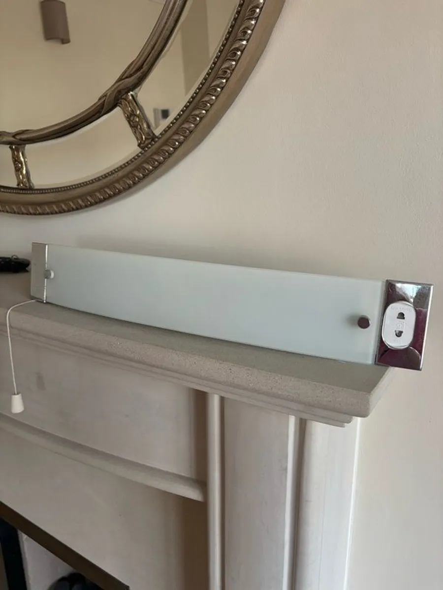 FREE - 3 No. Bathroom Wall Light & Shaver - Image 2