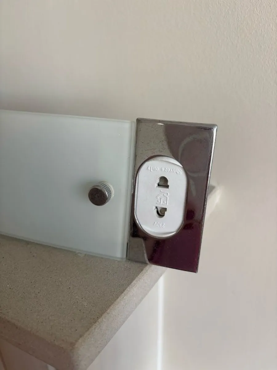 FREE - 3 No. Bathroom Wall Light & Shaver - Image 3