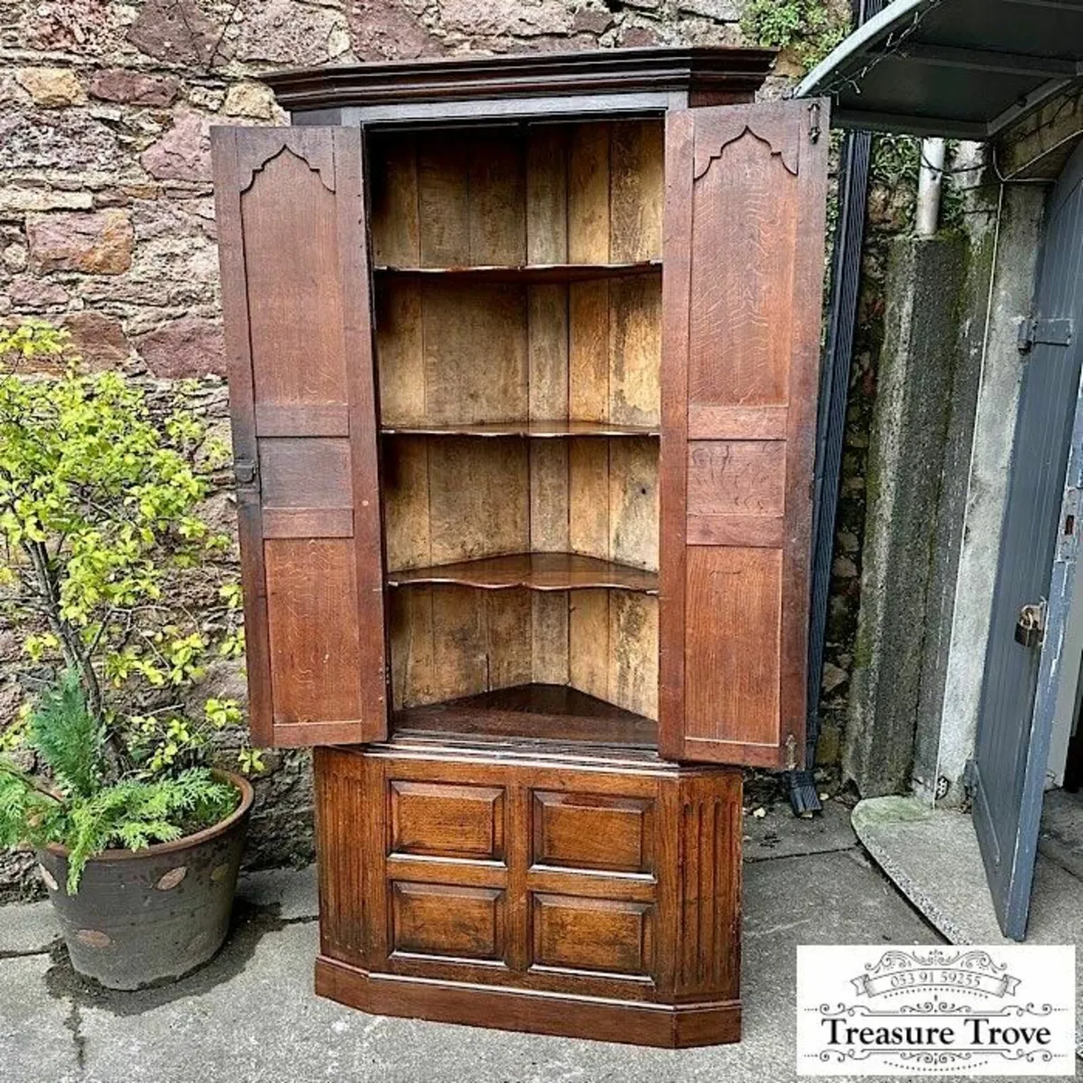 Vintage and antique corner cabinets - Image 4