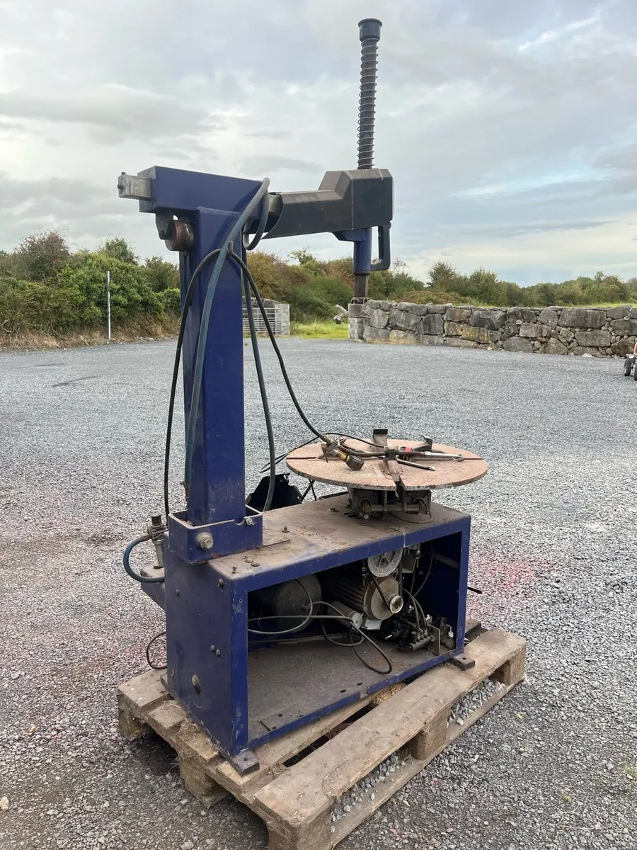 Tyre changing machine - Image 1