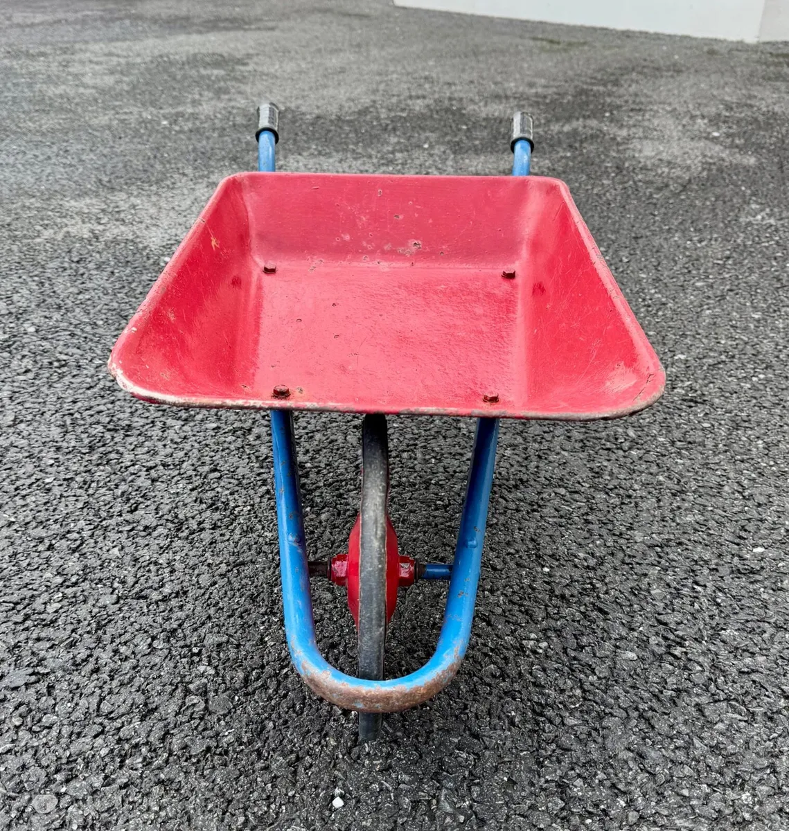Vintage child’s wheelbarrow - Image 1
