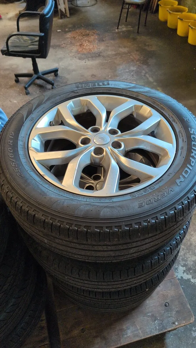 Land Rover Discovery 19” Alloy Wheels