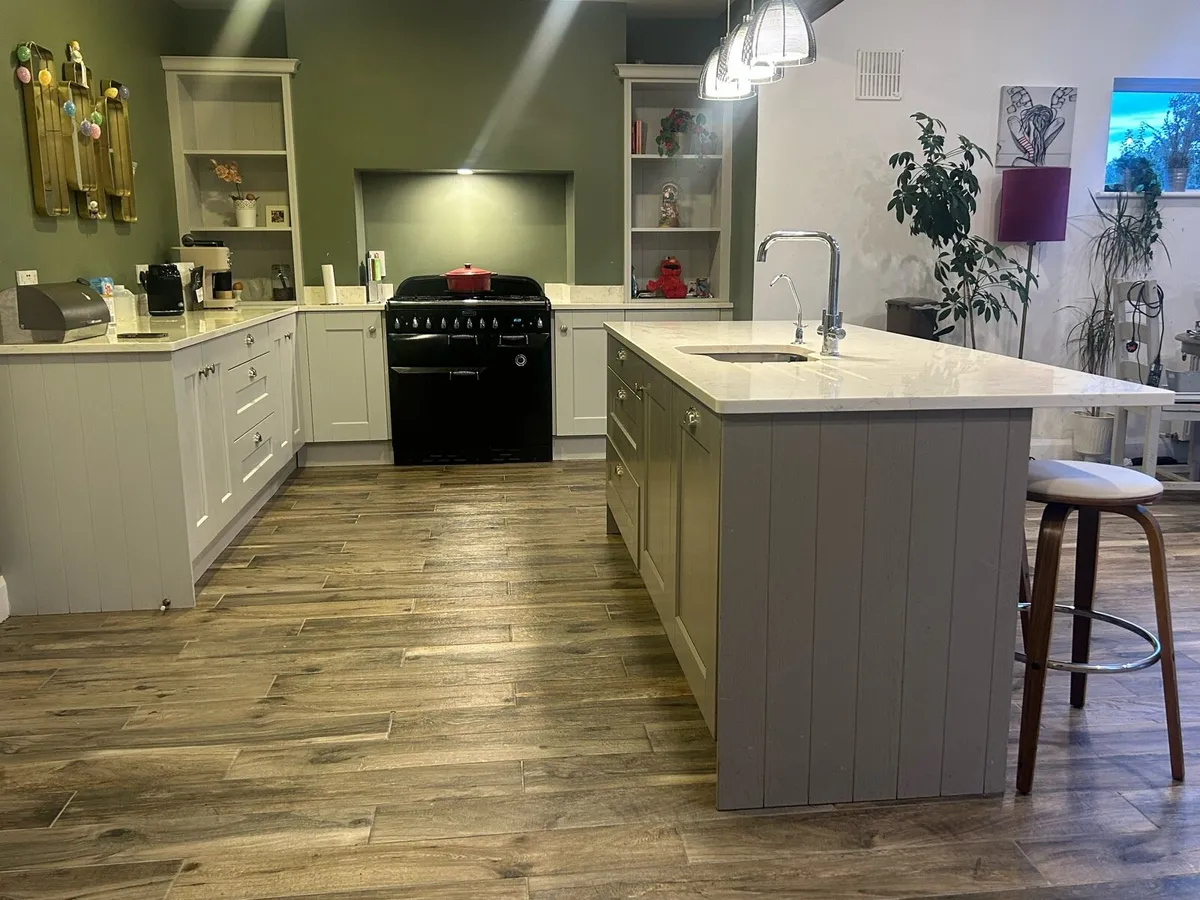 Kitchen, stove, towel rad - Image 1