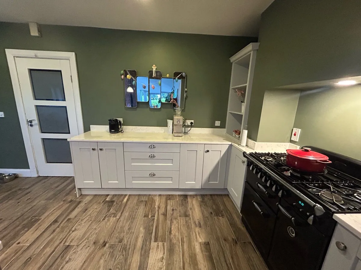 Kitchen, stove, towel rad - Image 4