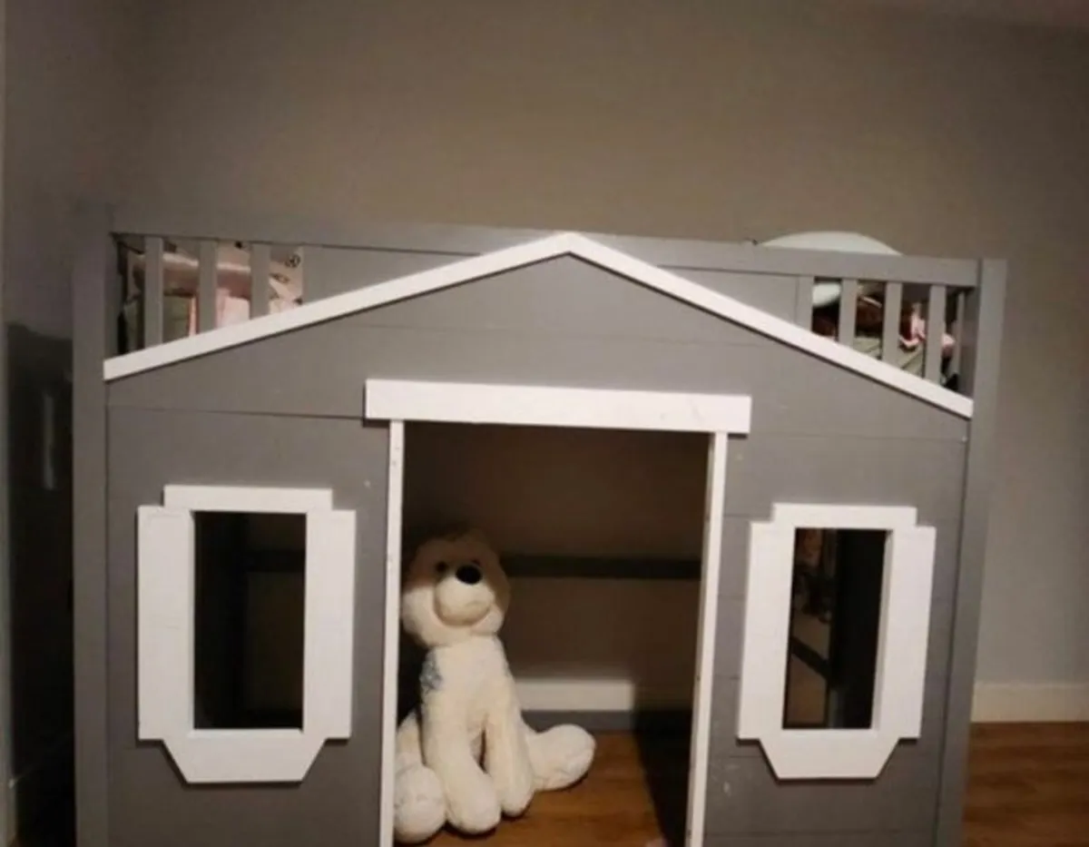 House bed - Image 1