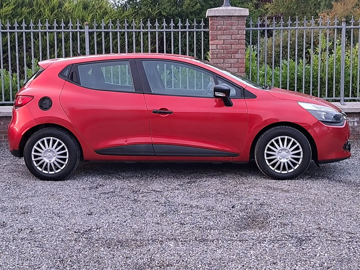 Renault Clio 1.2 Petrol ideal starter car. - Image 3
