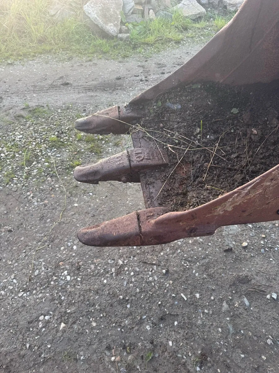 2ft digging bucket 60mm pins for Komatsu 130 - Image 1
