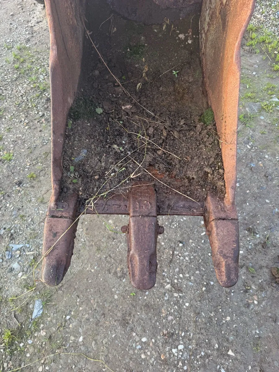 2ft digging bucket 60mm pins for Komatsu 130 - Image 2