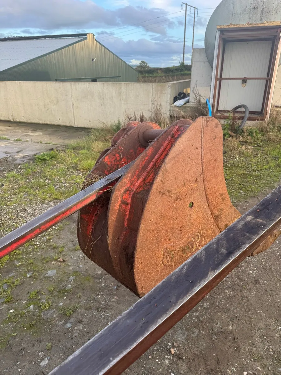 2ft digging bucket 60mm pins for Komatsu 130 - Image 3