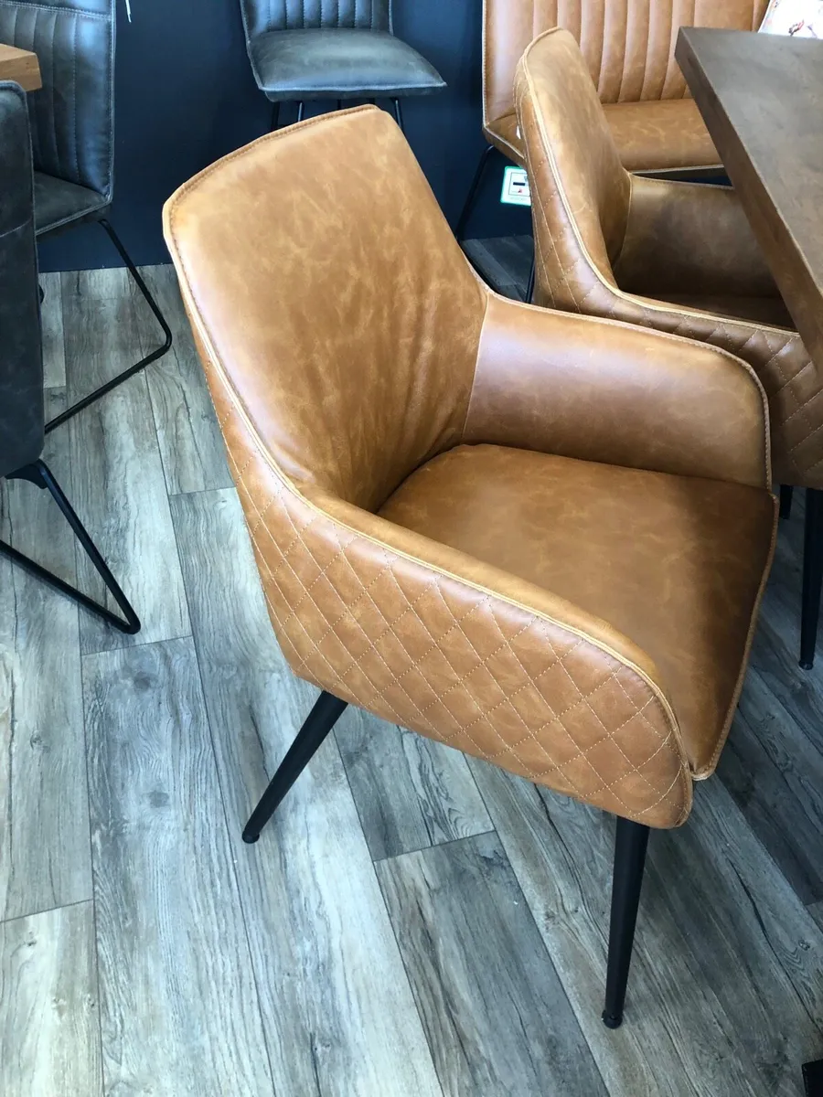 Beautiful kitchen table and chairs - Image 3