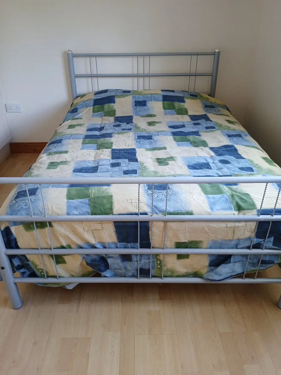 Silver metal frame double bed - Image 1