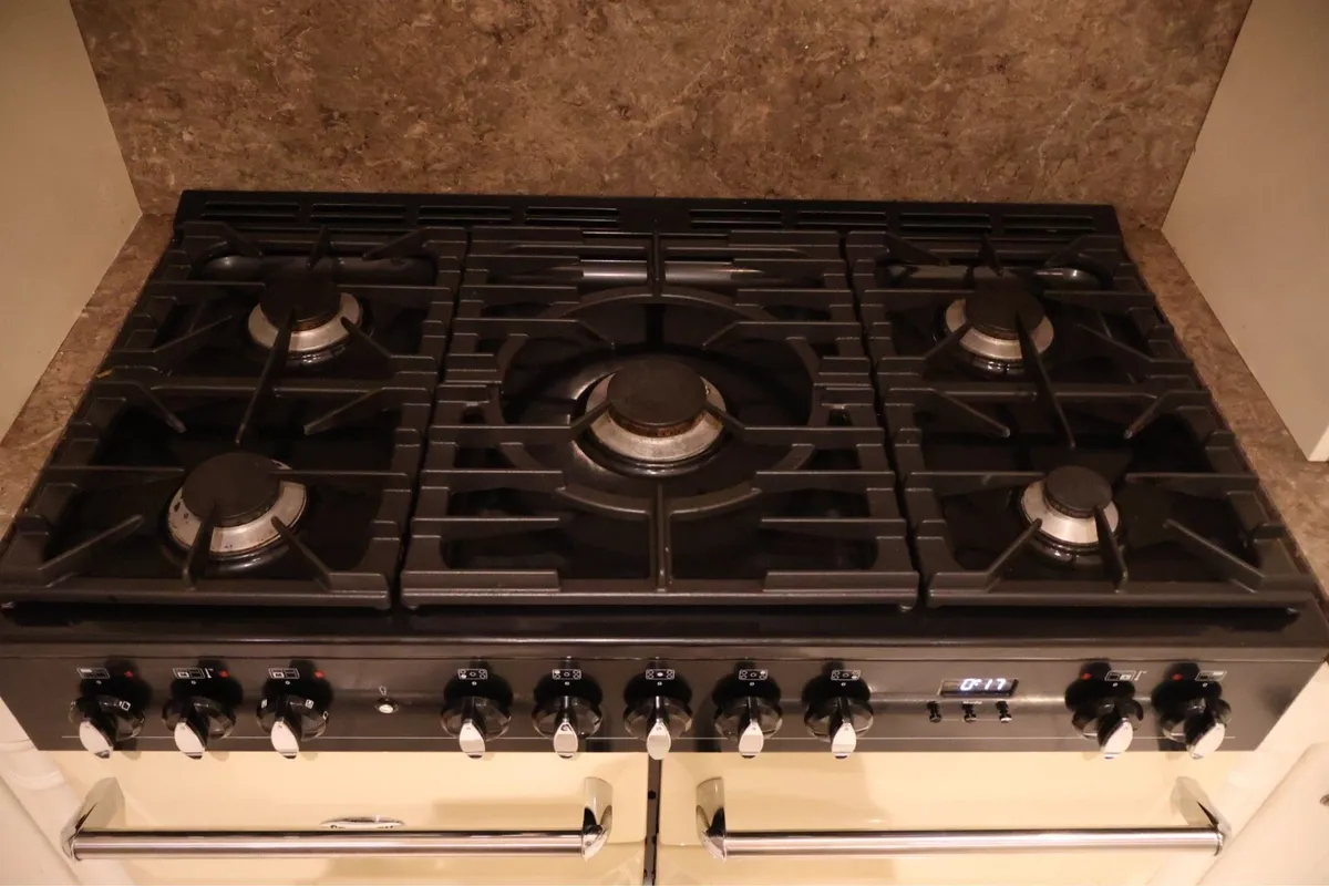 STANLEY 110CM DUAL FUEL RANGE - Like New - Image 4