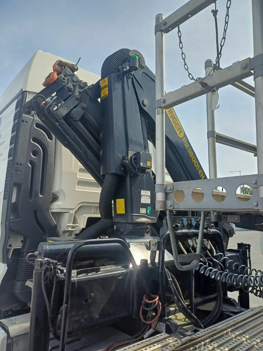 MAN TGX 440 4x2 Tractor Unit With Palfinger Crane - Image 4