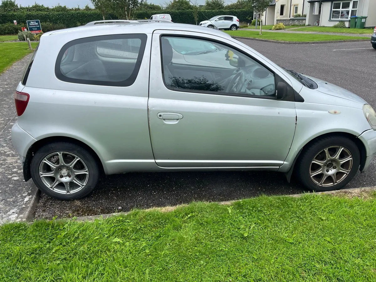 Toyota Yaris 2001 - Image 2