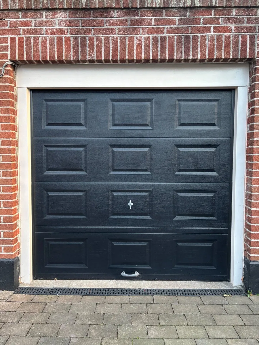 Garage door - Image 1