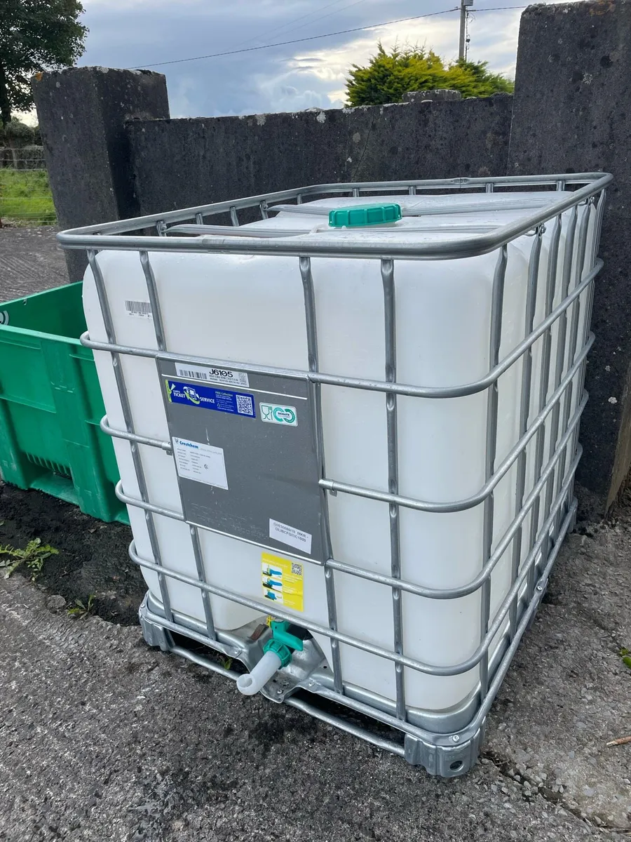 Crate and cube - Image 1
