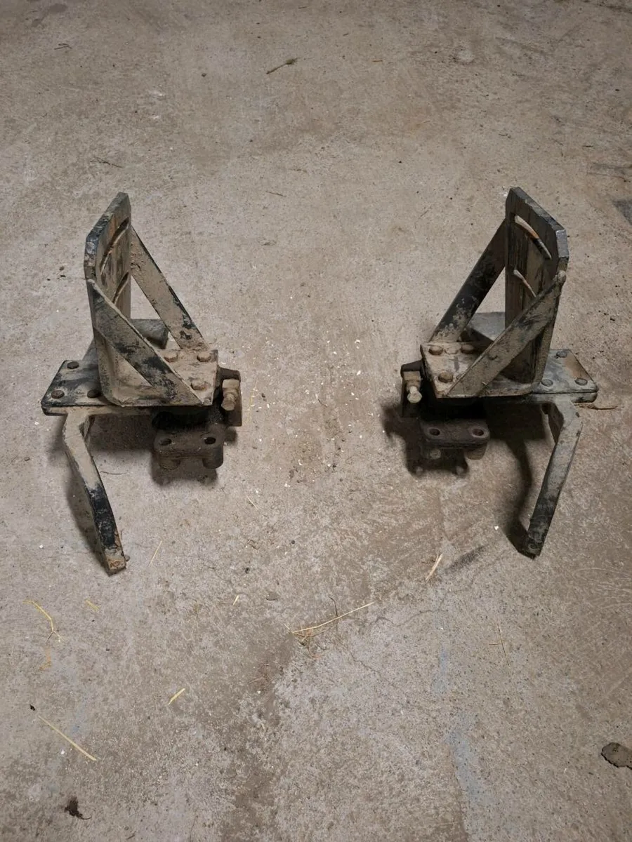Deutz mudguard brackets - Image 1
