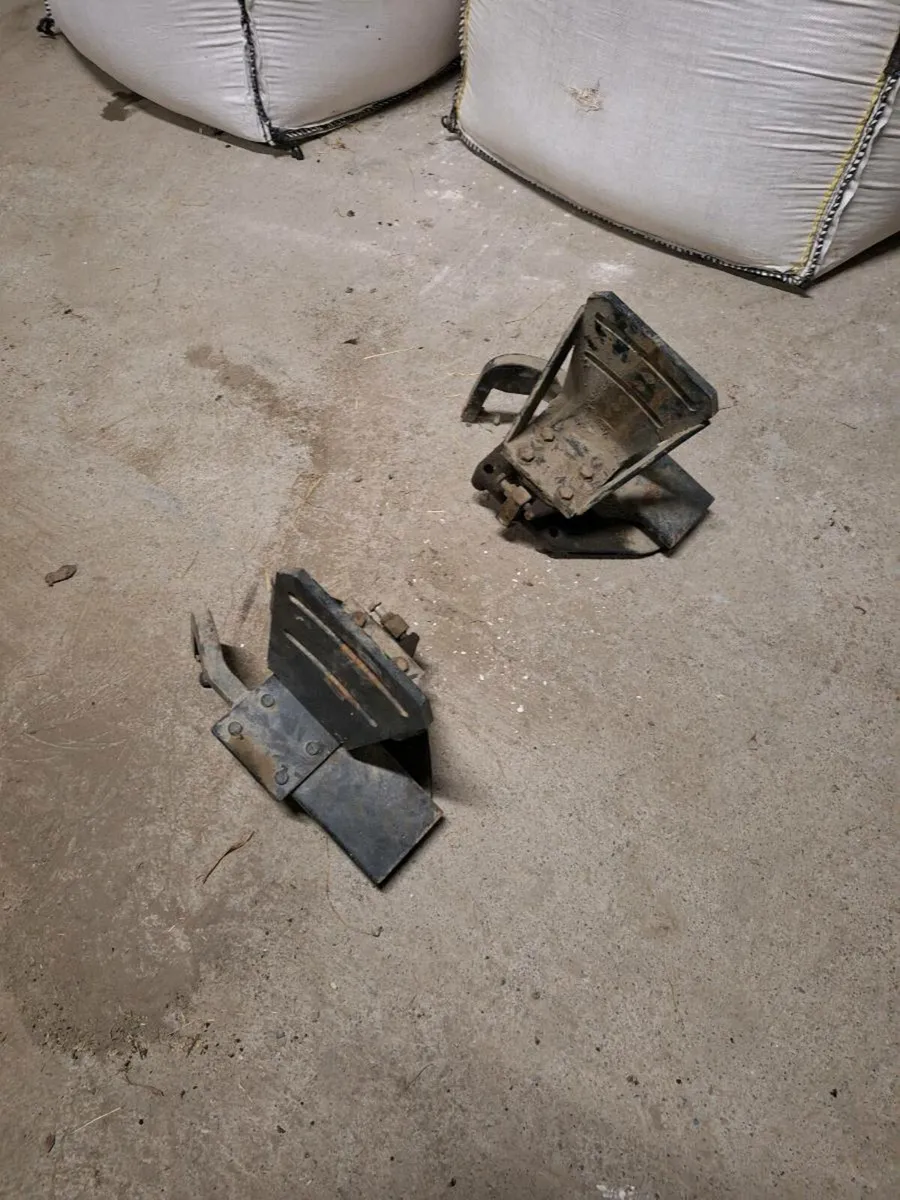 Deutz mudguard brackets - Image 2