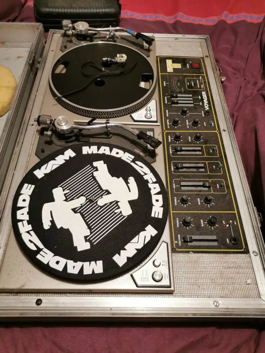 Twin turntables in flightcase - Image 1