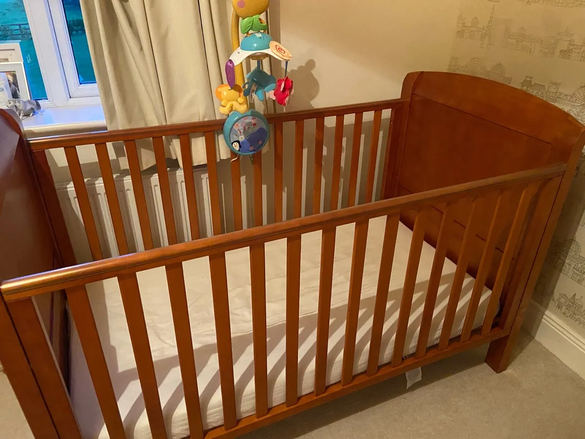 Cot bed and matching drawers - Image 1