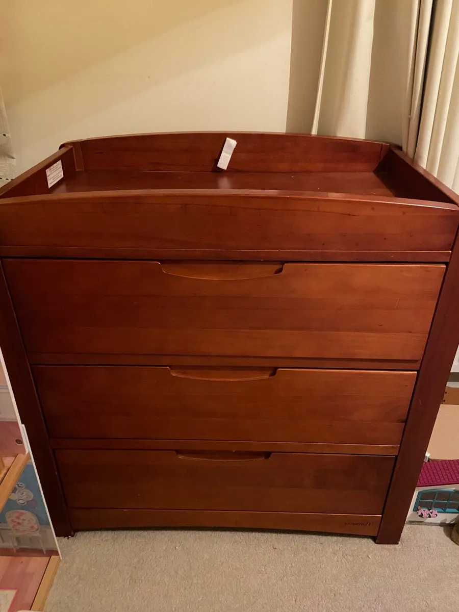 Cot bed and matching drawers - Image 2