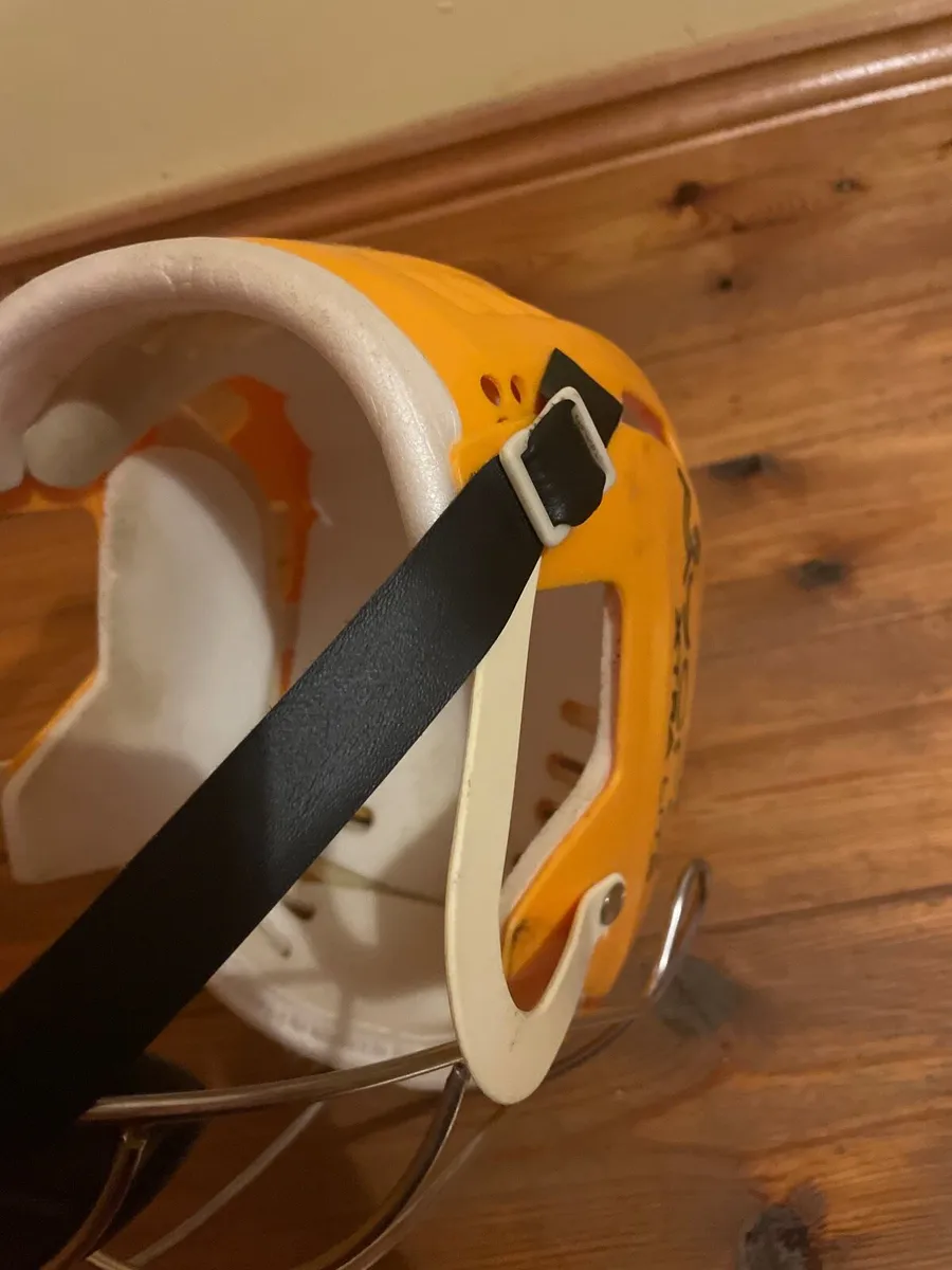 Hurling helmet - Image 3