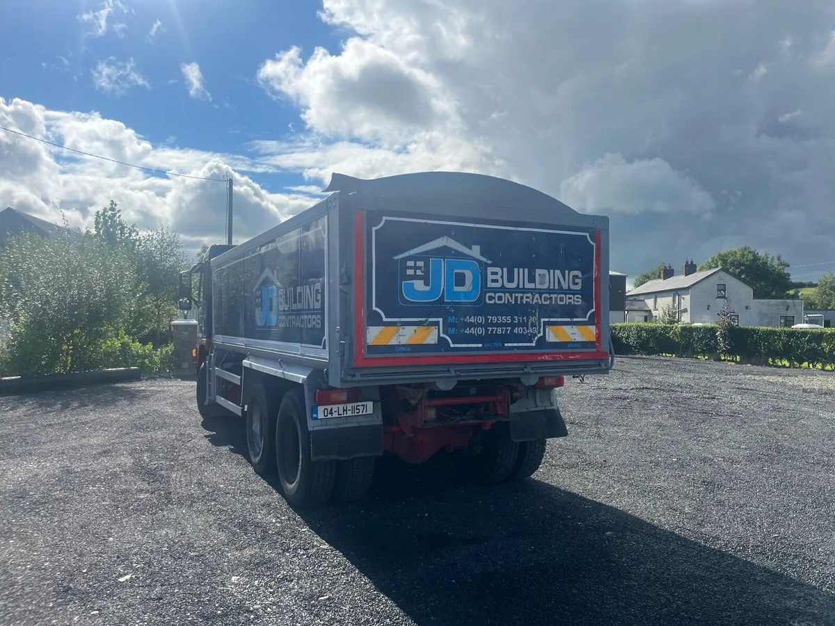 2004 Volvo tipper - Image 2