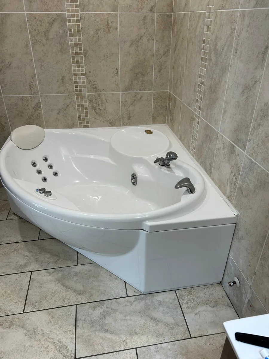 Jacuzzi Bath (corner) - Image 1