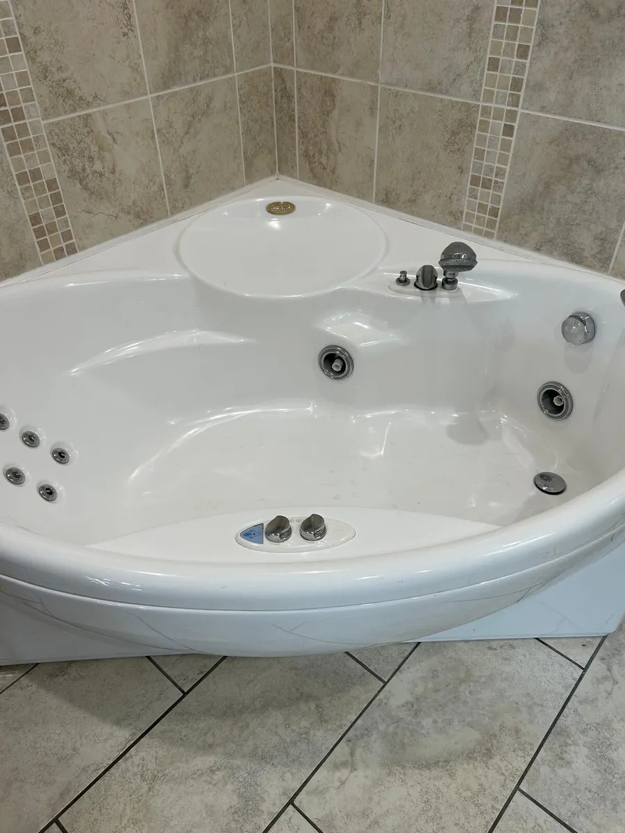 Jacuzzi Bath (corner) - Image 2