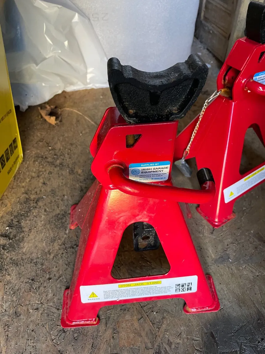 Jack & Pair of axle stands - Image 3