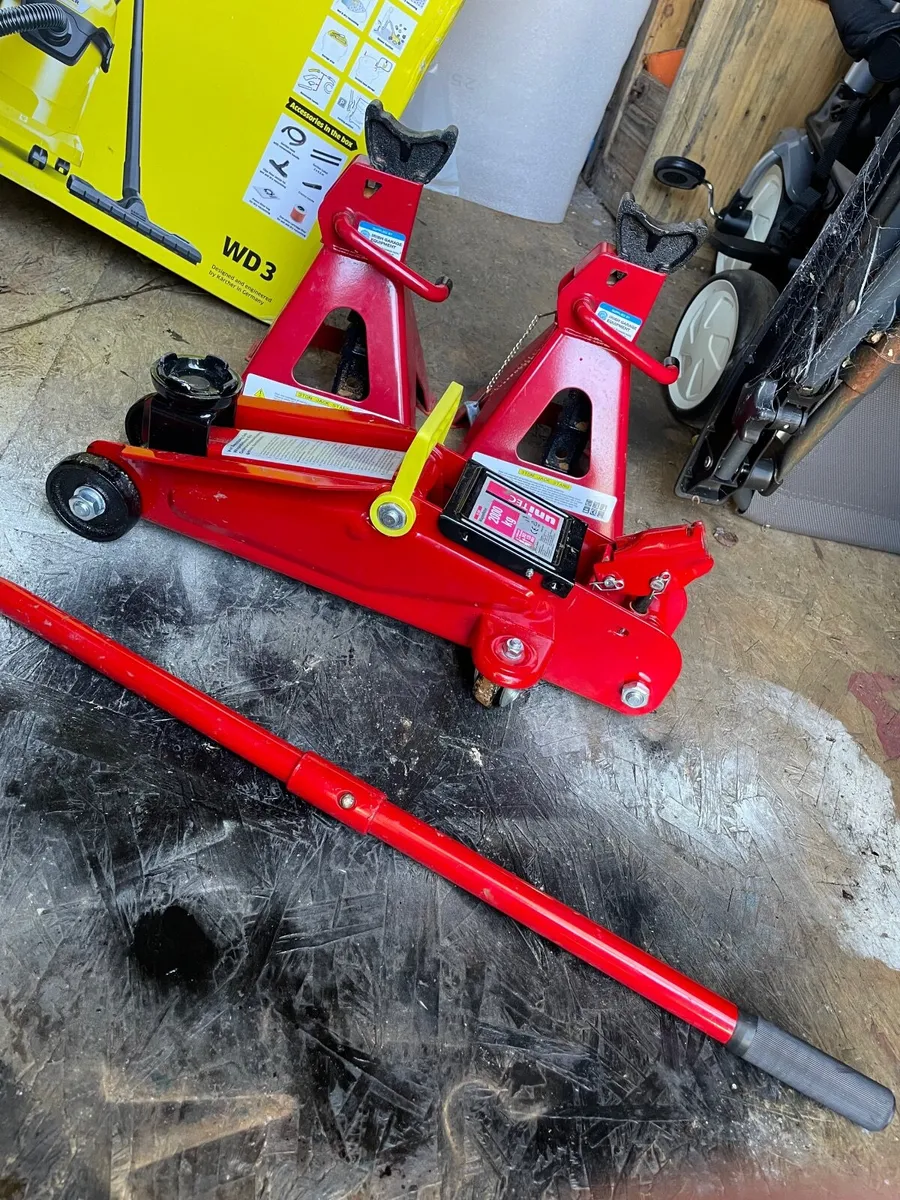 Jack & Pair of axle stands - Image 1
