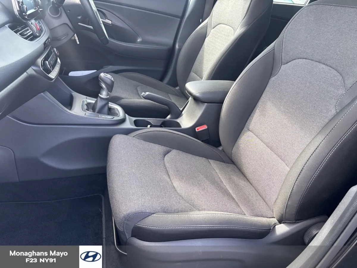 Hyundai i30 DELUXE 5DR DIESEL - Image 4