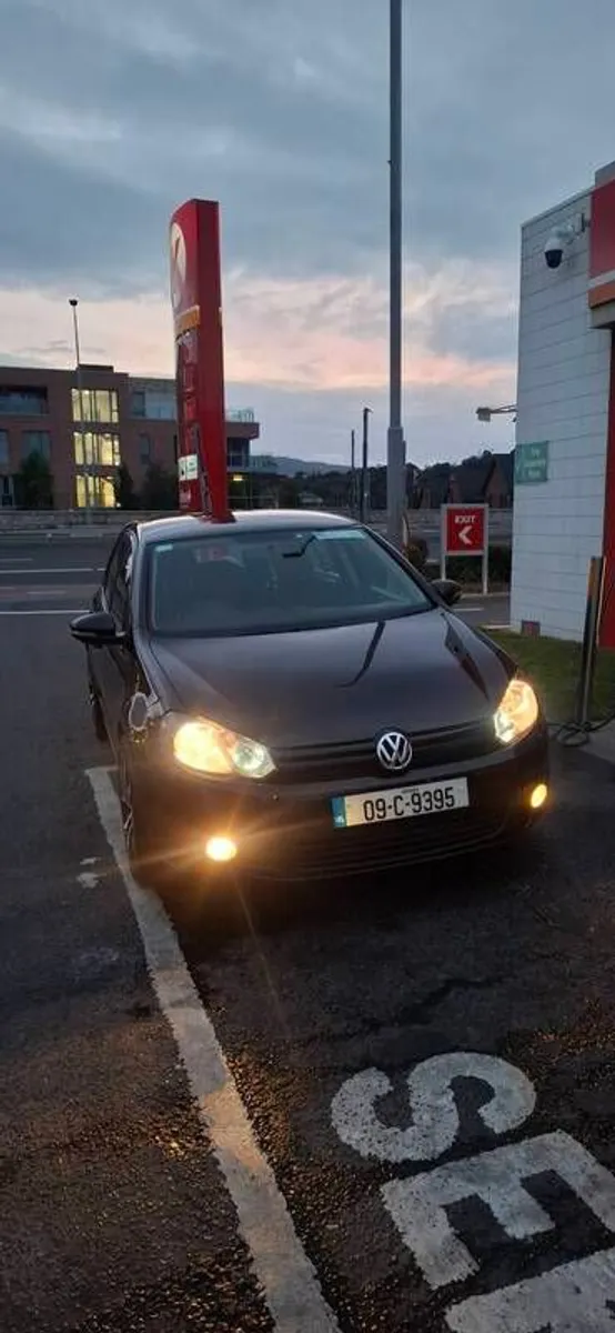 2009 Volkswagen Golf - Image 2