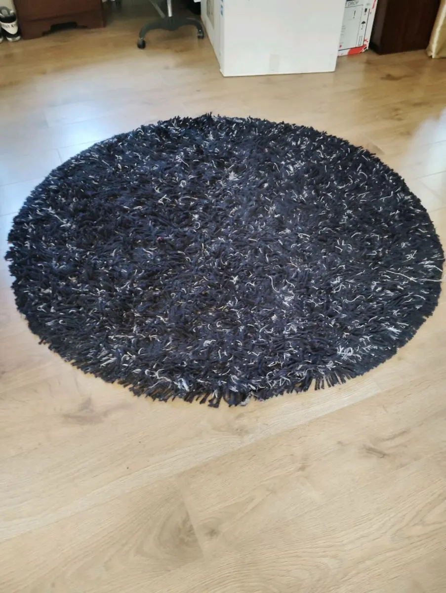 Rug. - Image 1