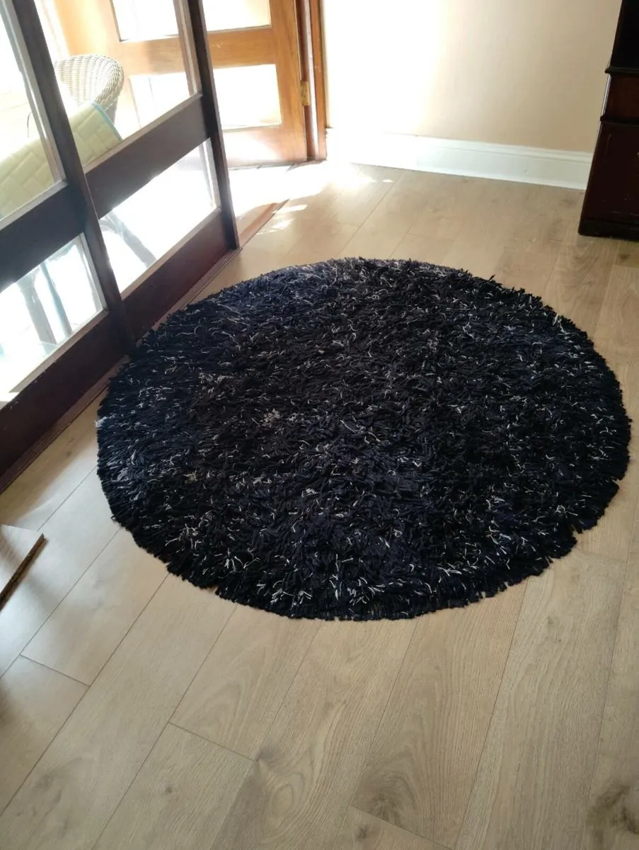 Rug. - Image 2