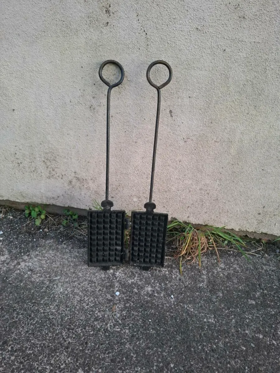 Cast iron waffles maker postage possible - Image 1