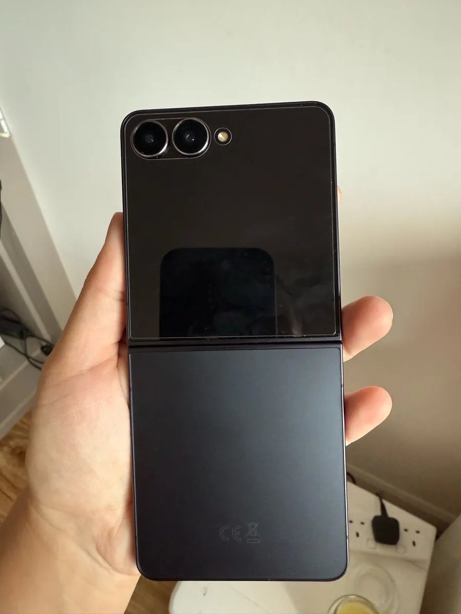 Samsung galaxy z Flip 7 - Image 1