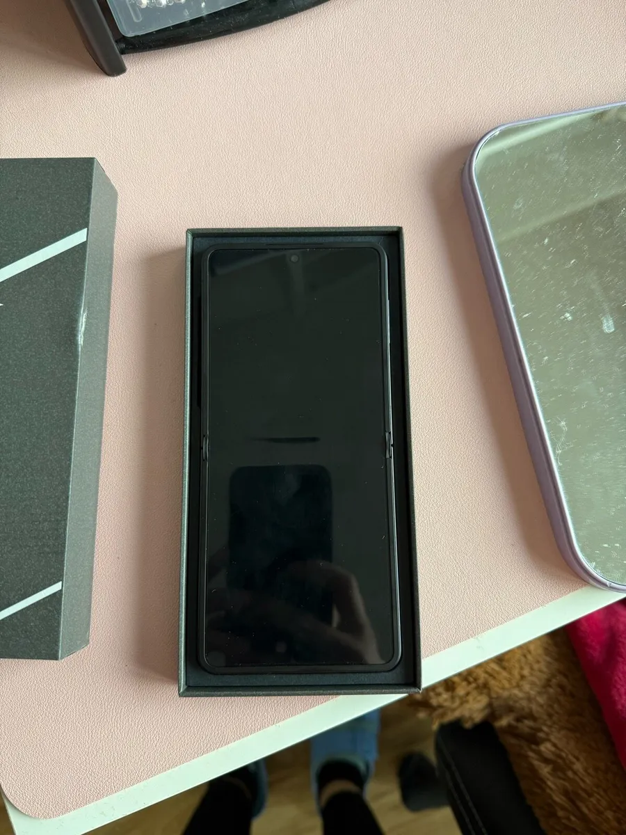 Samsung galaxy z Flip 7 - Image 2