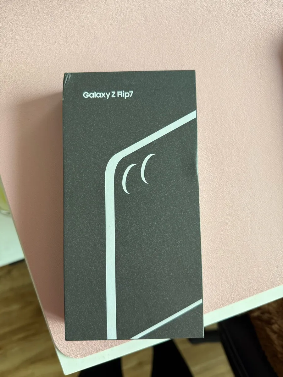 Samsung galaxy z Flip 7 - Image 4