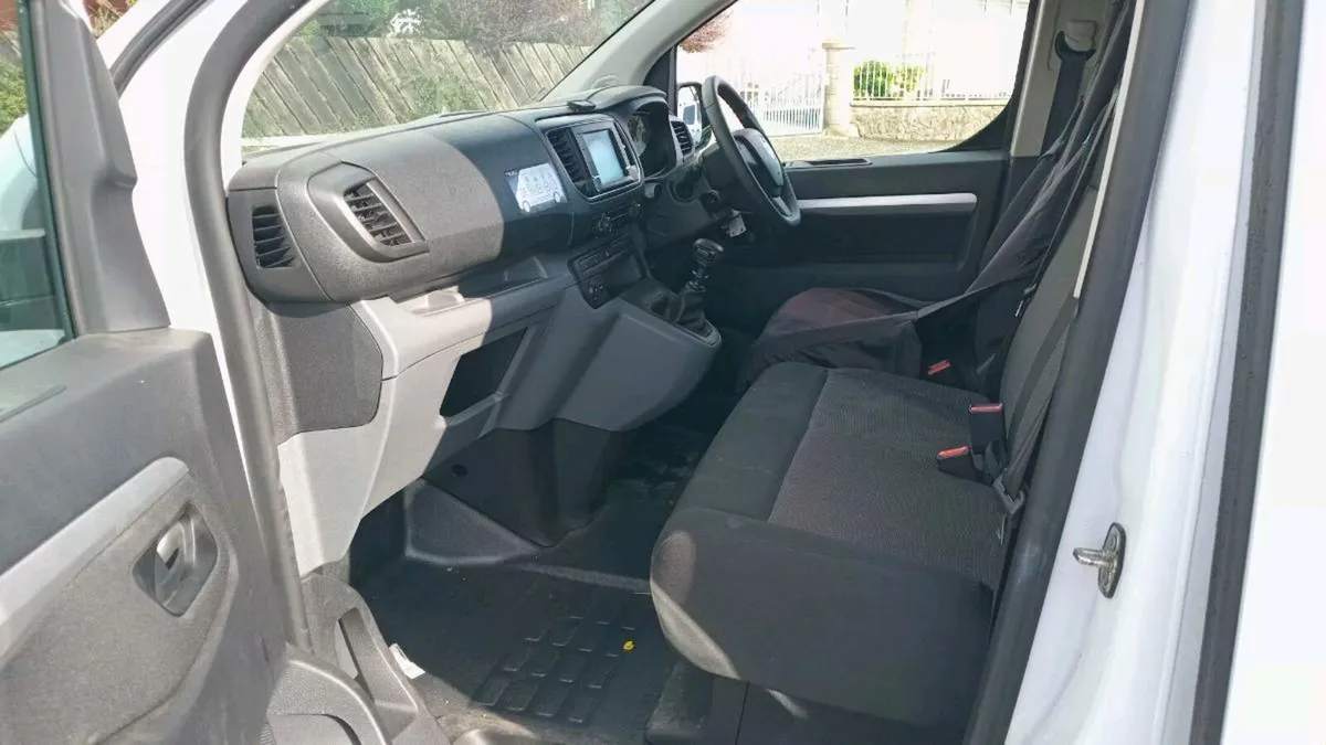 Vauxhall vivaro crewcab van, 6seats ,light damage - Image 2