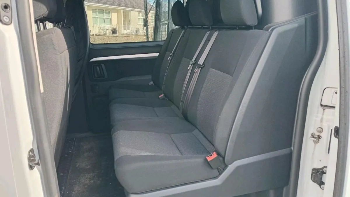 Vauxhall vivaro crewcab van, 6seats ,light damage - Image 3