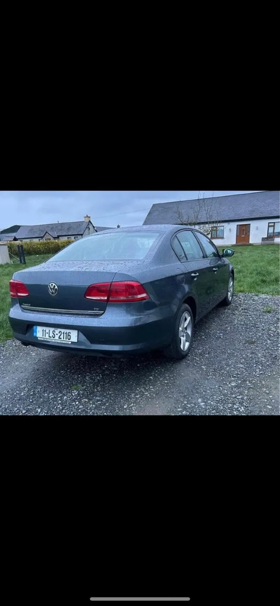 Volkswagen Passat 2011 - Image 2