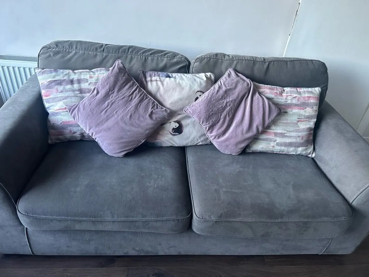 Suite of furniture - Image 1