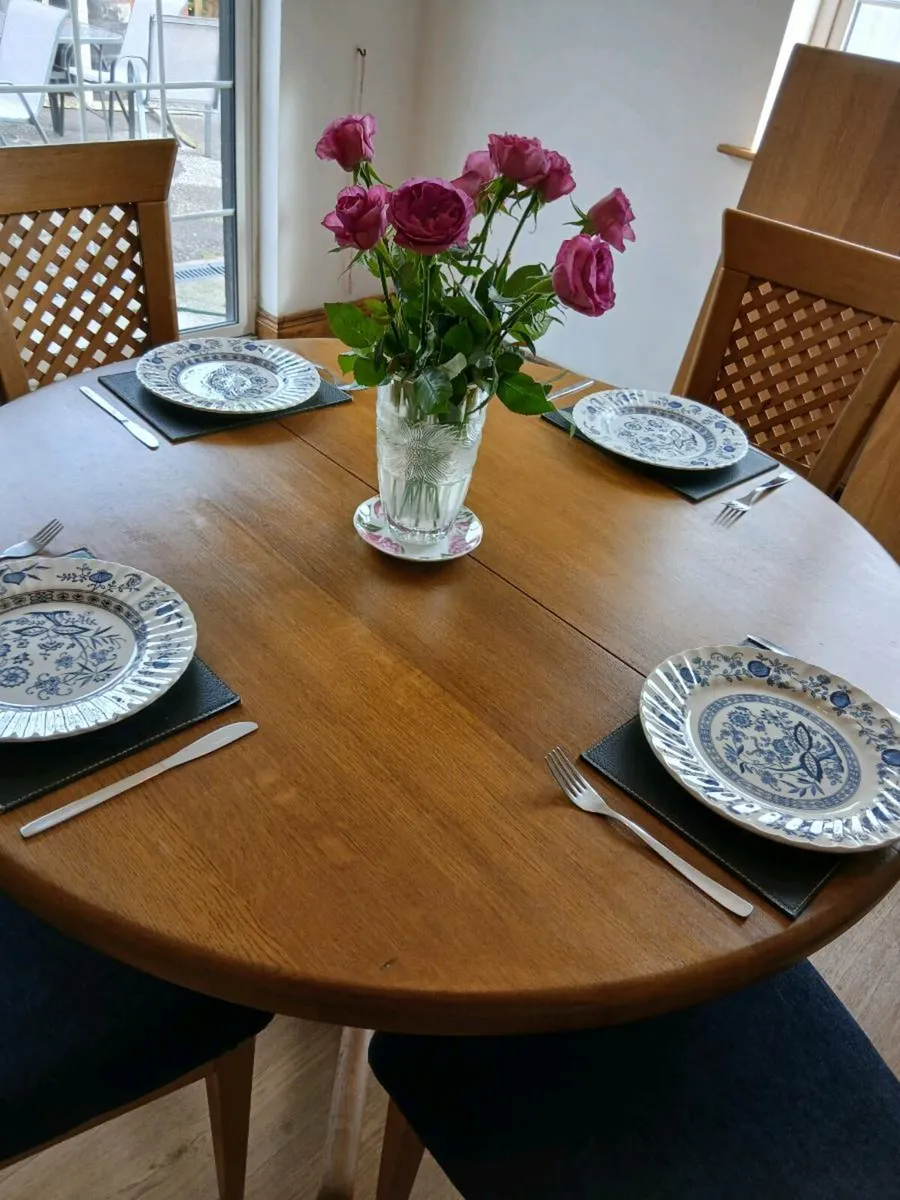 Kitchen table and chairs - Image 1