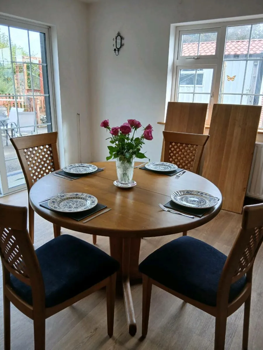 Kitchen table and chairs - Image 2