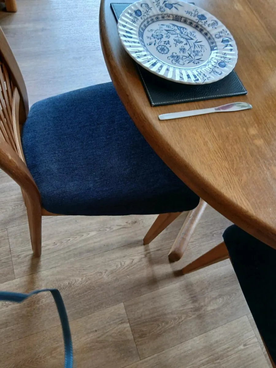 Kitchen table and chairs - Image 3
