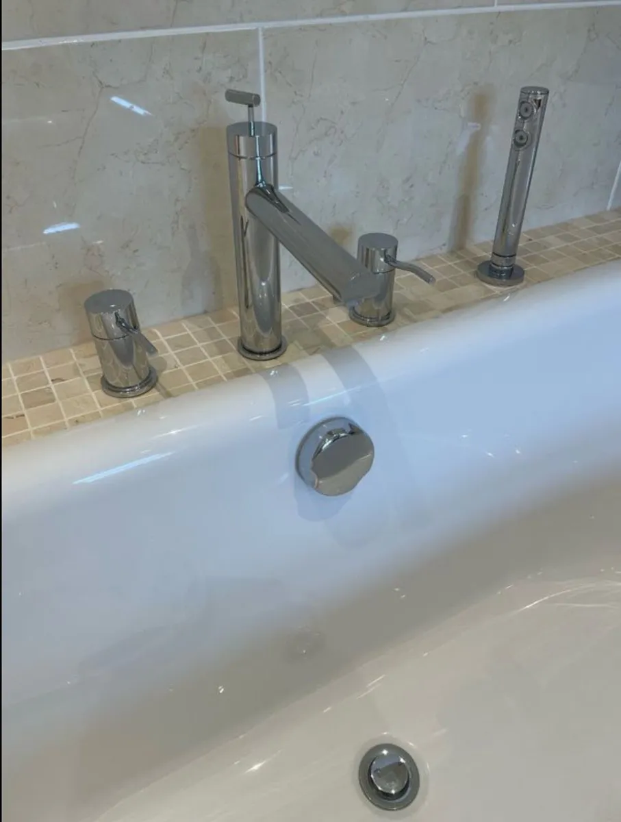 Bath with taps and shower - Image 2