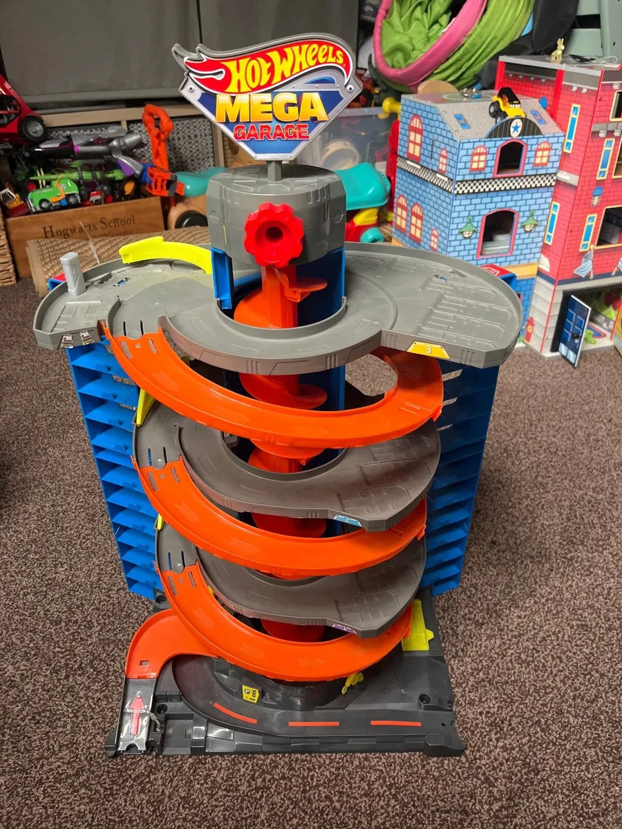 Hot Wheels Mega Garage - Image 1