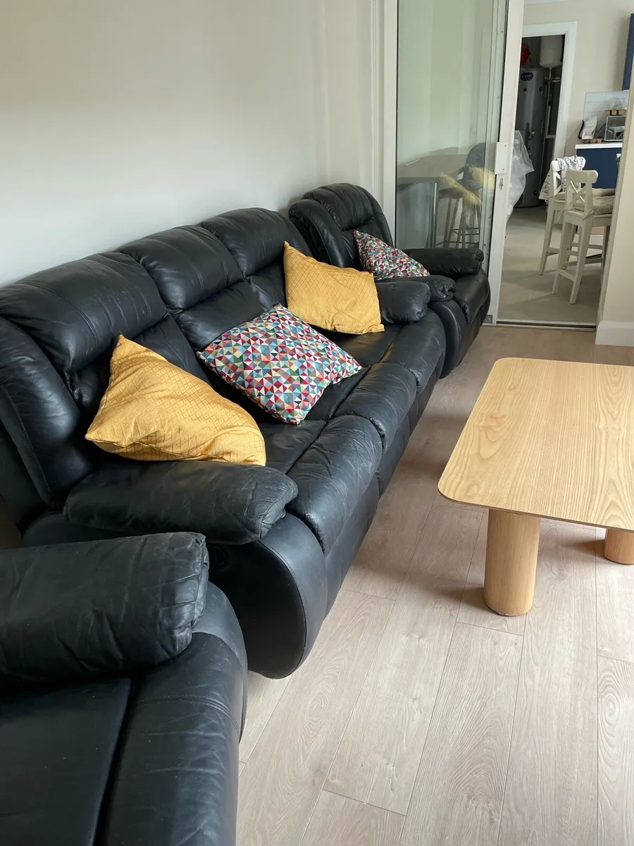 Black leather recliner couch and 2x recliner chair - Image 4